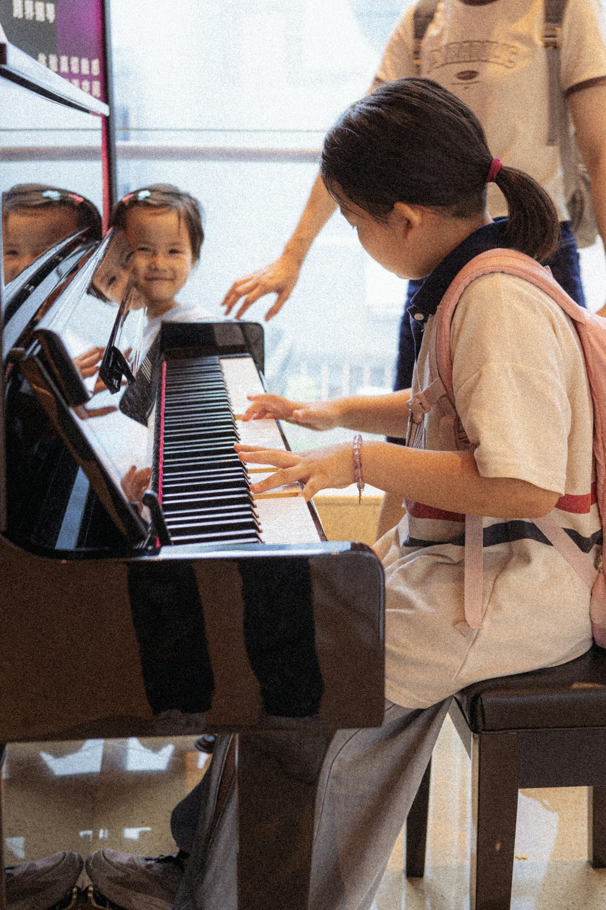 ピアノの前に並んで座る子どもたち